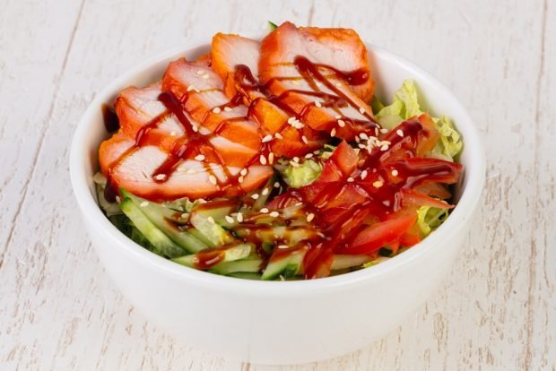 Salad with smoked chicken and teriyaki sauce