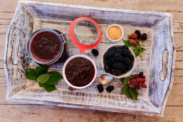 Blackberry sauce for meat is a simple and delicious recipe, how to cook step by step