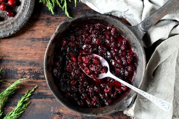 Cranberry sauce with whole berries 