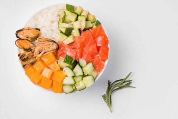 Salad bowl with salmon and mussels