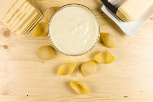 Classic bechamel sauce for macaroni and cheese 