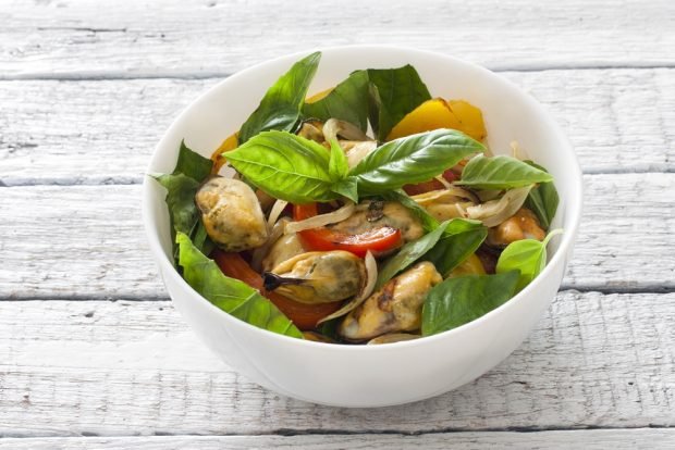 Salad with herbs and mussels