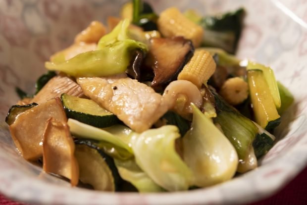 Salad with mushrooms and baby corn