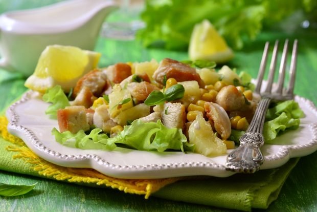 Salad with lettuce and fried chicken