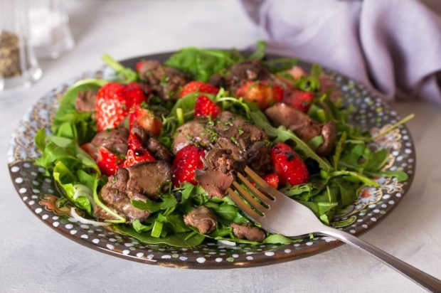 Salad with chicken liver, strawberries and herbs