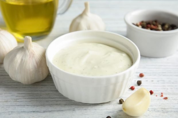 Garlic sauce on sour cream is a simple and delicious recipe, how to cook step by step