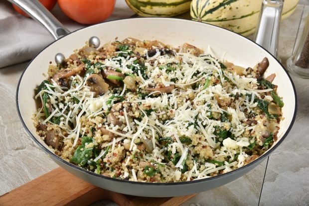 Tabouleh with spinach, mushrooms and cheese