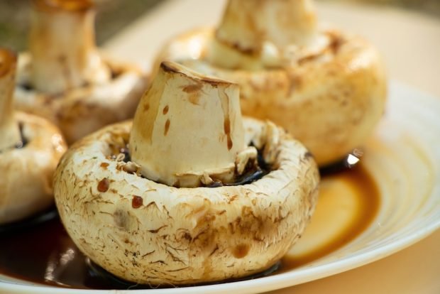 Marinade for champignons on the grill with soy sauce and garlic