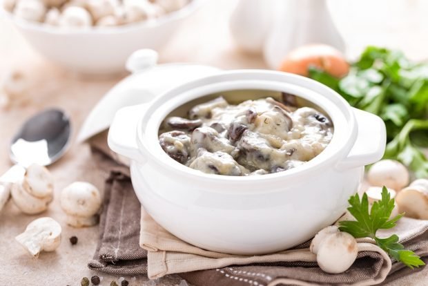 Mushroom sauce with sour cream is a simple and delicious recipe, how to cook step by step