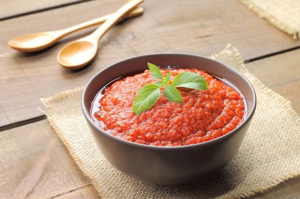 Tomato sauce with basil