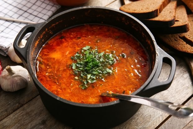 Borscht with tomato sauce