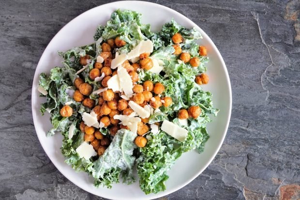 Caesar salad with chickpeas