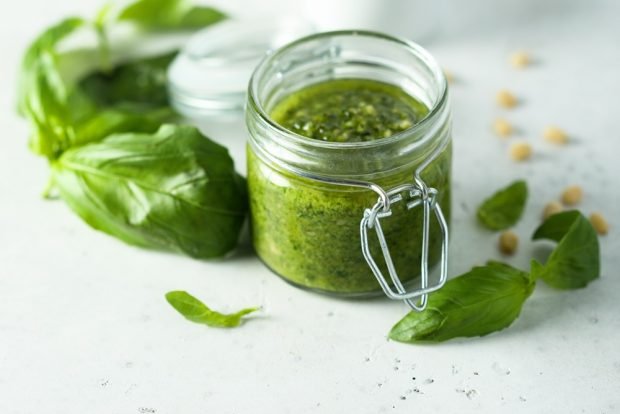 Classic pesto with basil and nuts