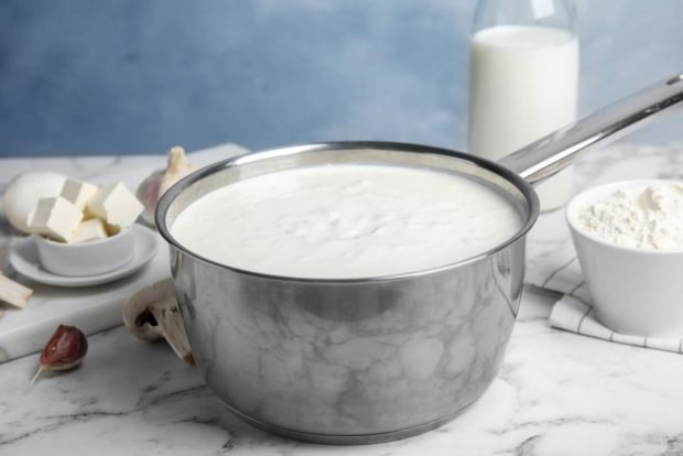 Classic bechamel sauce for pasta