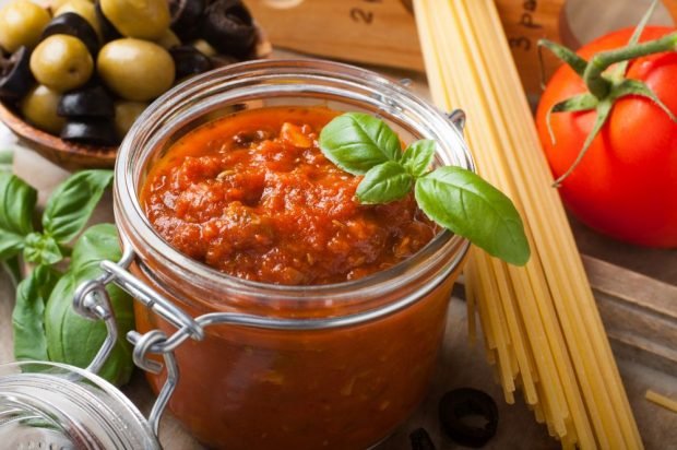 Tomato sauce with olives, bell pepper and garlic 