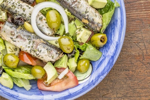 Salad with canned fish and olives