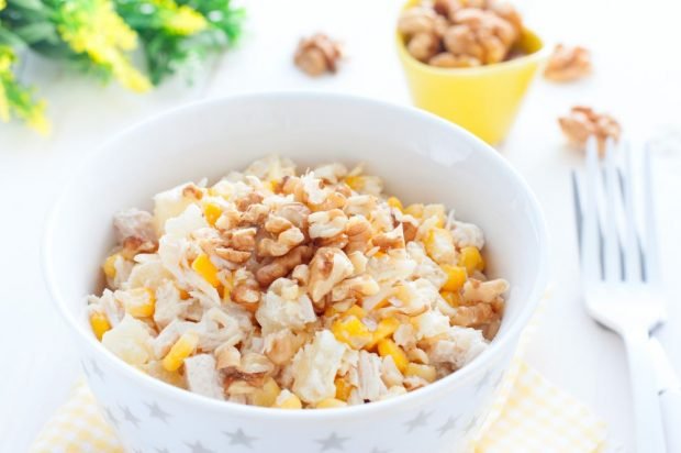 Salad with pineapple, chicken and walnuts