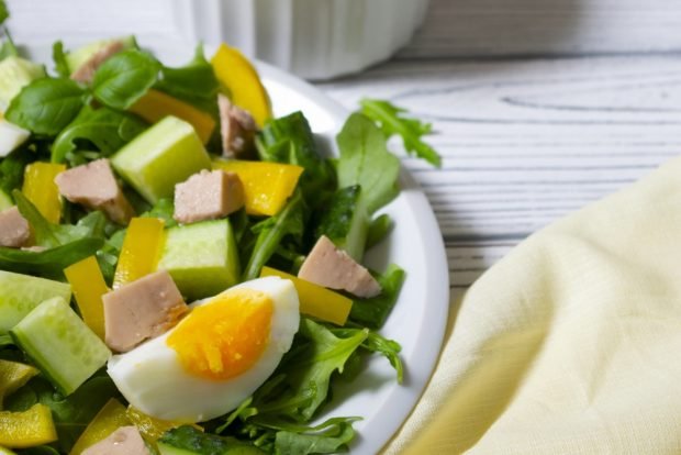 Salad with cod liver and bell pepper