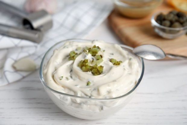 Tartare sauce with pickles