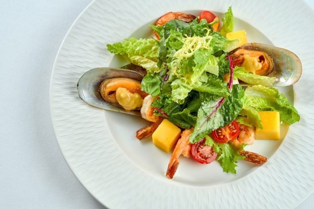 Salad with mussels and mango