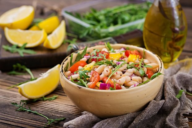 Vegetarian salad with beans and arugula