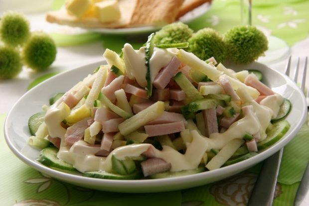 Salad with ham and apples