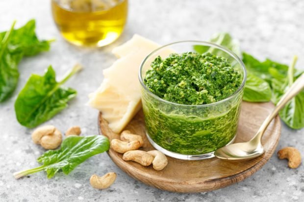 Spinach, parmesan and cashew pesto sauce