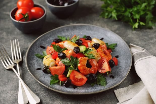 Warm salad with seafood, vegetables and dried olives 