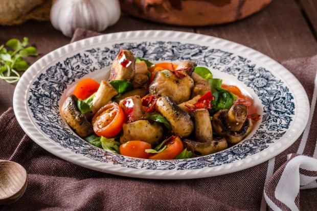 Salad with mushrooms and basil