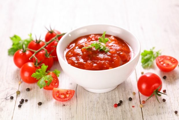 Tomato sauce with apples