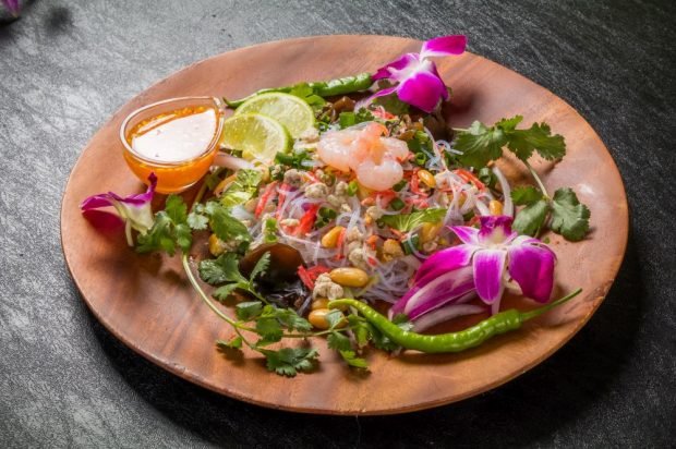 Thai salad with funchosa, shrimp, shiitake and minced meat 