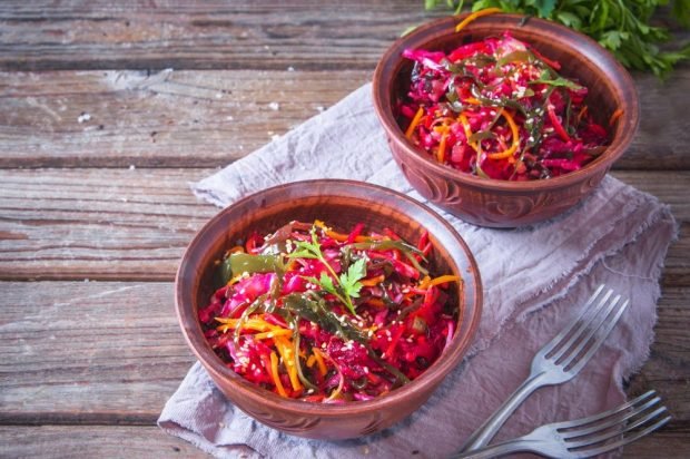 Vegetable salad with seaweed