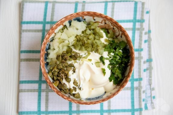 Tartare sauce with capers and pickles: photo of recipe preparation, step 2