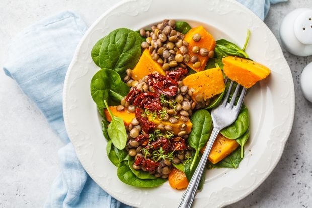 Salad with pumpkin and lentils