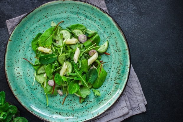 Green salad with pasta 