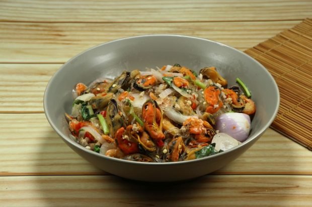 Salad of funchosa and mussels 