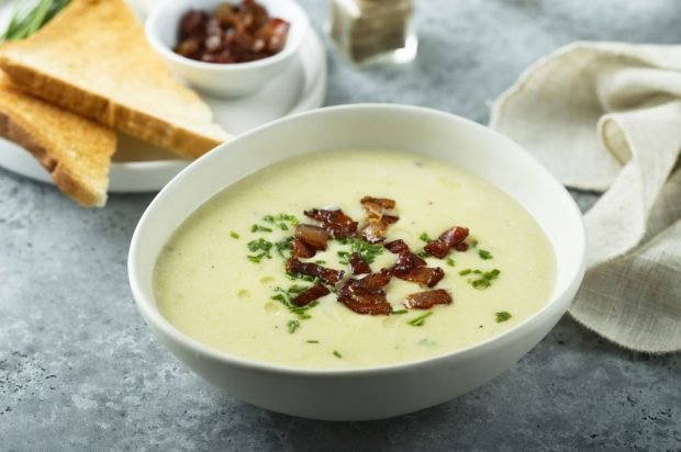 Milk cream soup with asparagus, potatoes and bacon 