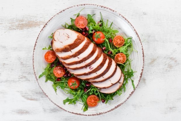 Salad with smoked chicken, arugula and pomegranate