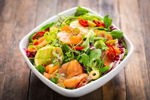 Red fish salad with herbs, olives and hot pepper