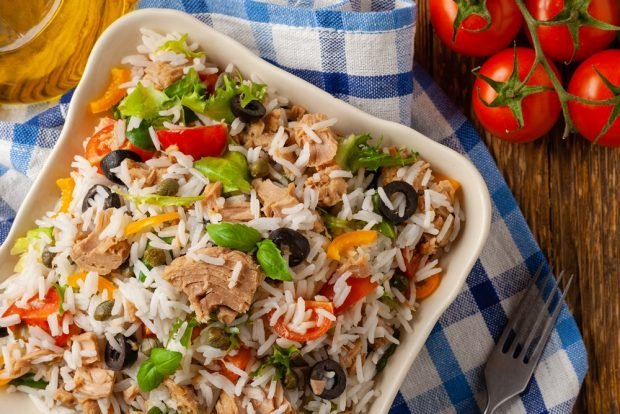 Salad with rice, tuna and olives