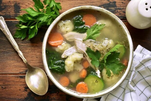 Vegetable soup with chicken 