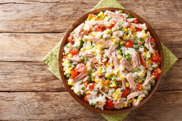 Salad with Mexican mixture and canned fish