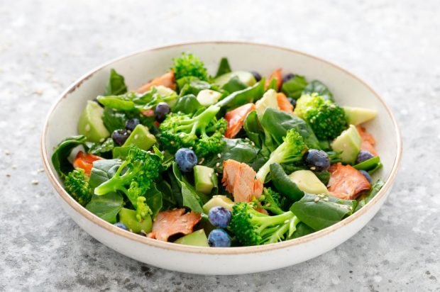 Salad of red fish, avocado, broccoli and spinach 