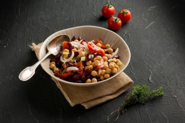 Salad with chickpeas, red beans and cherry tomatoes 