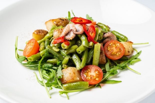 Salad with sea cocktail and asparagus beans