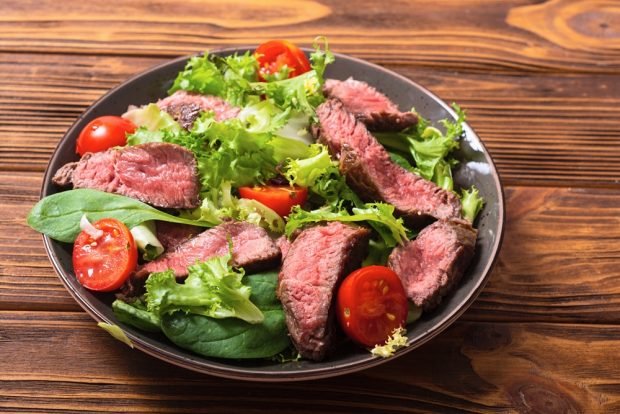 Salad with lettuce, spinach and beef