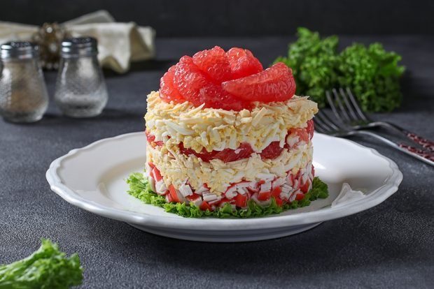 Puff salad with grapefruit and crab sticks