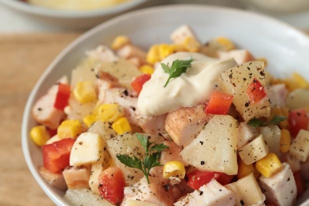 Salad with smoked chicken, pineapples and corn