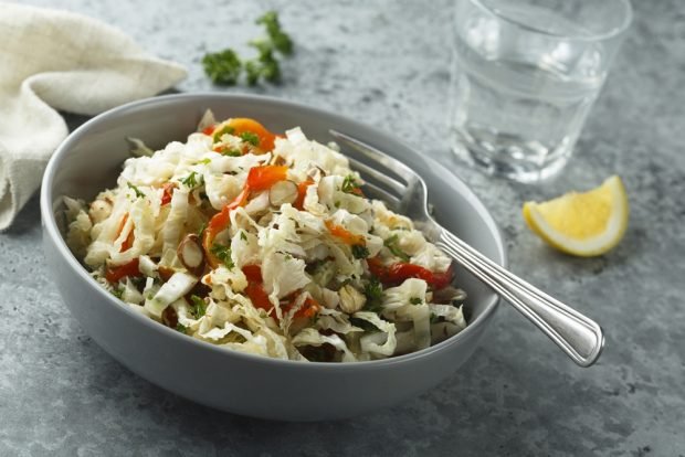 Salad with pepper, Peking cabbage and hazelnuts