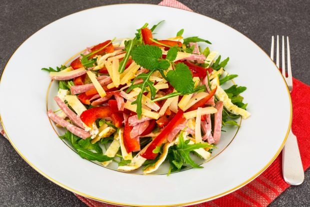 Salad with bell pepper and ham 